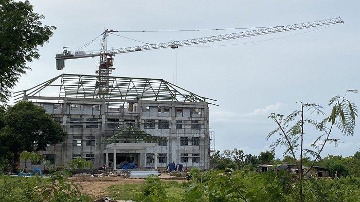 Berita pemeriksaan pembangunan gedung Dekanat Fakultas Hukum dan Fakultas Ekonomi dan Bisnis Unibersitas Udayana telah menyebar.
Penyebaran berita molornya proyek, yang berlangsung di wilayah Kampus Bukit Unud, Jimbaran ini pun, sampai ke telinga para mahasiswa.
Menanggapi hal tersebut, para mahasiswa khususnya mahasiswa kedua fakultas ini tidak bisa berkata banyak.
Salah satu mahasiswa dari Fakultas Hukum (FH), mengatakan dirinya juga bingung menanggapi berita miring yang menimpa fakultasnya.