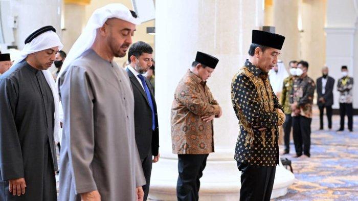 Setibanya di Masjid Raya Sheikh Zayed, Presiden Jokowi dan Presiden MBZ terlebih dahulu melaksanakan salat sunah tahiyatul masjid.
Setelahnya, Presiden Jokowi dan Presiden MBZ, melakukan penandatanganan prasasti sebagai tanda peresmian Masjid Raya Sheikh Zayed.
Presiden Jokowi dan Presiden MBZ, kemudian berkeliling bersama sambil meninjau arsitektur serta sarana dan prasarana yang ada di Masjid Raya Sheikh Zayed.