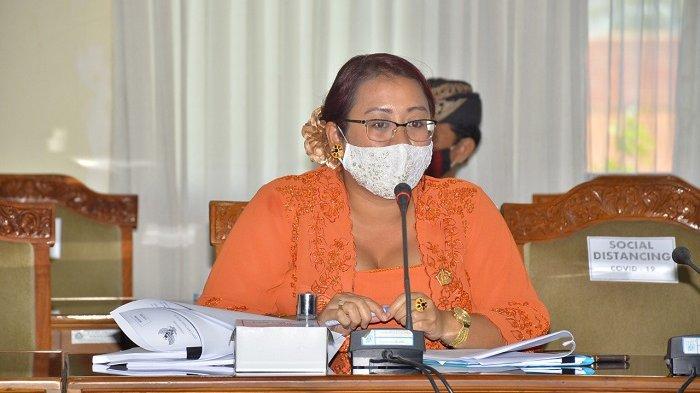 Ketua Komisi III Dewan Perwakilan Rakyat Daerah (DPRD) Provinsi Bali, I Gusti Ayu Diah Werdhi Srikandi Wedasteraputri Suyasa mengikuti paripurna internal DPRD Bali, Senin, 20 Juli 2020.