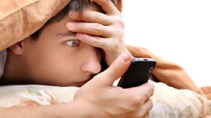 Ilustrasi membuka ponsel - Cara mengecek aktivitas pacar melalui internet, mudah dan tidak membutuhkan aplikasi tambahan.