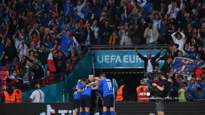 Italia merayakan setelah gol pertama tim mereka selama pertandingan sepak bola semifinal UEFA EURO 2020 antara Italia dan Spanyol di Stadion Wembley di London pada 6 Juli 2021.