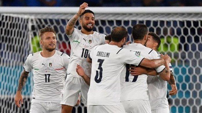 Lorenzo Insigne (melompat) merayakan golnya bersama rekan satu timnya pada laga pembuka Euro 2020 yang mempertemukan Italia vs Turki di Stadion Olimpico, Sabtu, 12 Juni 2021 dini hari WIB.