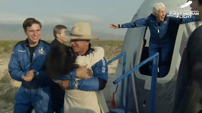 Gambar yang diambil dari video Blue Origin memperlihatkan
Jeff Bezos (tengah), Wally Funk (kanan) dan Oliver Daemen (kiri) keluar dari kapsul New Shepard di gurun Texas, AS, 20 Juli 2021.