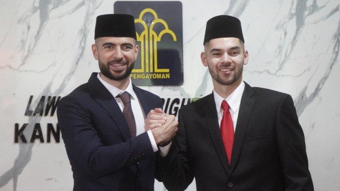 Jordi Amat dan Sandy Walsh resmi menjadi Warga Negara Indonesia (WNI) dan siap membela Timnas Indonesia di Piala AFF 2022 Desember mendatang. Bersama pelatih Shin Tae-yong, Jordi Amat bahkan berambisi untuk mempersembahkan trofi juara Piala AFF 2022 kepada Tanah Air Indonesia.