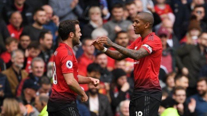 Ashley Young menyelamati Juan Mata yang mencetak gol pada pertandingan Manchester United vs Chelsea dalam lanjutan Liga Inggris di Stadion Old Trafford, 28 April 2019.
