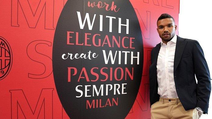 Junior Messias berpose dan resmi diperkenalkan sebagai rekrutan baru pemain AC Milan.