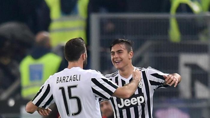 Penyerang Juventus asal Argentina, Paulo Dybala (kanan), melakukan selebrasi bersama bek asal Italia Andrea Barzagli, usai mencetak gol ke gawang Lazio pada laga Serie A di Olimpico, Jumat (4/12/2015).