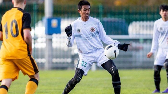 Uniknya, Robert Alberts memercayakan Kakang Rudianto sebagai starter.
Tentu ini menjadi kepercayaan bagi pemain muda, untuk unjuk gigi pada laga bergengsi sekelas Liga 1 Indonesia 2022-2023.Â
Kakang Rudianto sebelumnya juga mengharumkan nama sepak bola, setelah penampilannya bersama Timnas Indonesia U-19.Â
Tatkala Piala AFF U19.Â
Walau sayang Timnas Indonesia U-19 tidak lolos babak semifinal, namun banyak pujian bagi Garuda Muda.Â
Salah satunya untuk Kakang Rudianto.Â