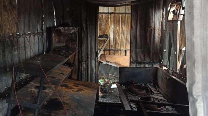 Tragedi kebakaran, terjadi di sebuah rumah makan bernama Warung Pok Pok Ulu.
Warung Pok Pok Ulu, beralamat di Jalan Labuhan Sait, Banjar Labuhan Sait, Desa Pecatu, Kecamatan Kuta Selatan.
Kejadian kebakaran ini, terjadi pada Rabu, 17 Agustus 2022 Jam 06.30 WITA.
Kronologi kejadian kebakaran, berawal dari seorang saksi yakni Riski Amelia (25) yang sedang berbelanja.
Namun ia melihat ada api di dalam rumah makan, yang tiada lain adalah Warung Pok Pok Ulu ini.