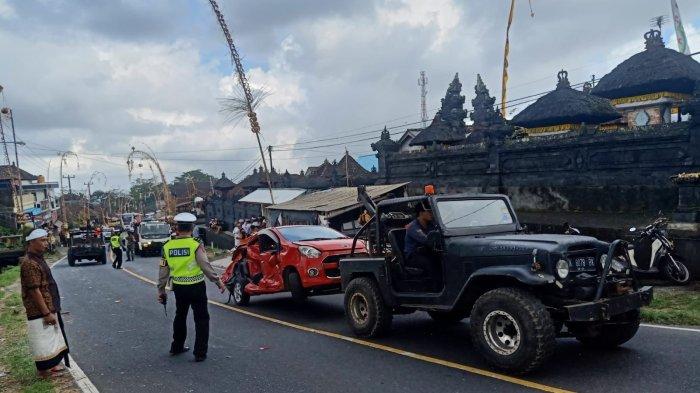 Evakuasi salah satu mobil yang tertabrak bus di Pacung, Baturiti, Tabanan Sabtu 18 Juni 2022. (ist).
