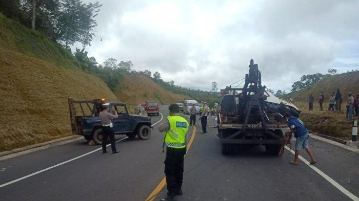 Polisi mengevakuasi mobil yang terlibat kecelakaan di shortcut titik 5-6, wilayah Dusun Amerta Sari, Desa Pegayaman, Kecamatan Sukasada, Buleleng, Bali, pada Rabu 27 Januari 2021.