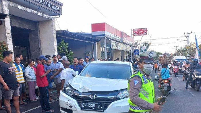 Kejadian kecelakaan beruntun ini, melibatkan mobil Honda HRV warna putih dengan dua sepeda motor Vario.
Tragedi ini terjadi di Jalan Raya Guwang, Banjar Buluh, Desa Guwang, Kecamatan Sukawati, Gianyar, Bali, Sabtu 23 Juli 2022.
Salah satu pengendara sepeda motor sampai masuk ke kolong depan mobil.
Tidak ada korban jiwa meninggal dunia dalam tragedi kecelakaan beruntun ini.