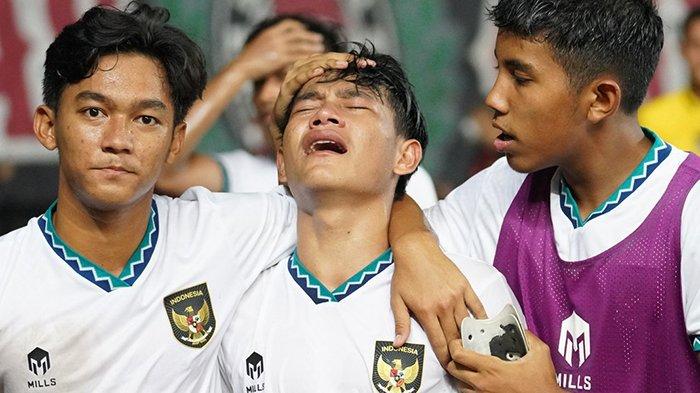 Kekecewaan pemain Timnas Indonesia U19 setelah gagal melenggang ke babak semifinal Piala AFF 2022 di Stadion Patriot, Bekasi, Minggu 10 Juli 2022. Kendati Timnas Indonesia U19 menang telak 5-1 atas Myanmar, namun kelolosan Timnas Indonesia dipengaruhi laga lain antara Vietnam vs Thailand yang berakhir 1-1.