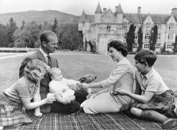 Foto keluarga Ratu Elizabeth II dan Pangeran Philip.