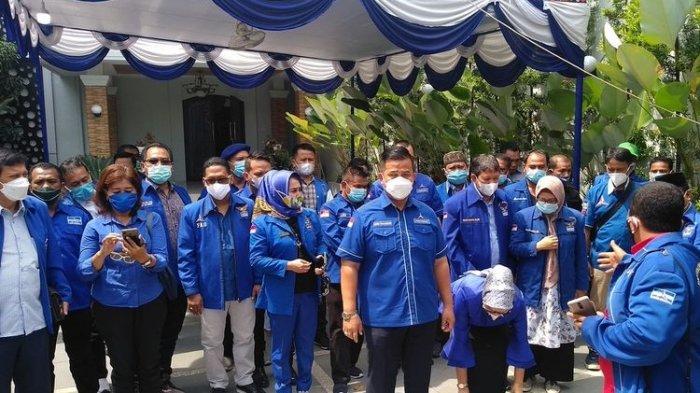 Ketua DPD Partai Demokrat Sumatera Utara, Herri Zulkarnain Hutajulu memimpin keberangkatan kader Partai Demokrat ke lokasi kegiatan Kongres Luar Biasa (KLB) Partai Demokrat yang disebutnya ilegal. Tujuan keberangkatannya untuk membubarkan KLB tersebut.