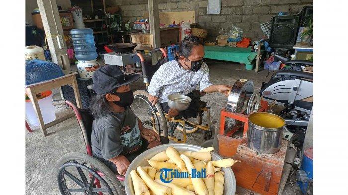 Ketut Budiarsa bersama keluarganya saat memproduksi olahan singkong menjadi keripik di kediamannya.