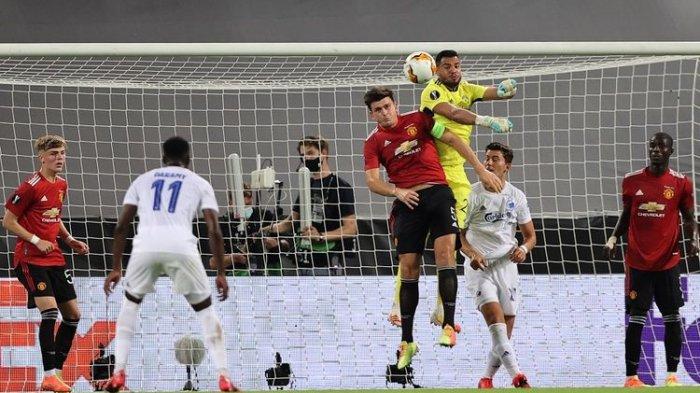Kiper Manchester United Sergio Romero (tengah) menepis bola dalam pertandingan perempat final Liga Europa antara Man United vs Copenhagen di RheinEnergieStadion, di Cologne, Jerman, pada 10 Agustus.