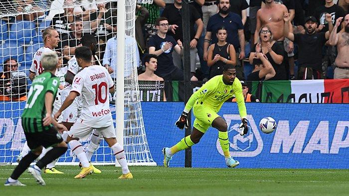 Kiper Mike Maignan mengamankan bola di laga Sassuolo vs Milan di Stadion Mapei di pekan keempat Liga Italia 2022/2023, Rabu 31 Agustus 2022. Mike Maignan juga berhasil menggagalkan penalti dari Domenico Berardi di awal babak pertama Sassuolo vs Milan.