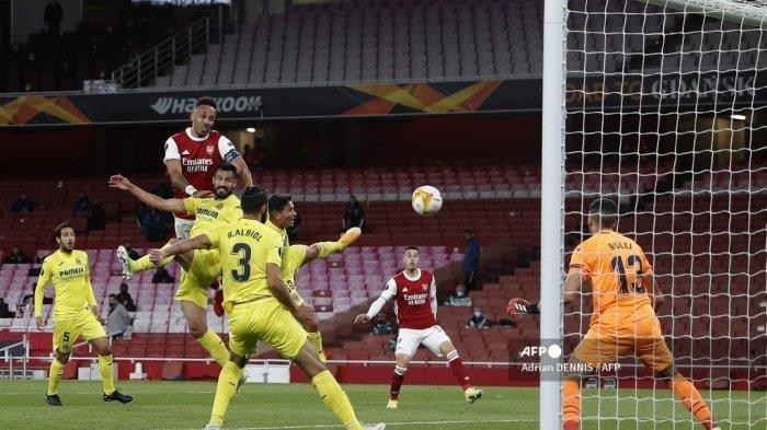 Penjaga gawang Villarreal Argentina Geronimo Rulli (kanan) menyaksikan tembakan dari striker Arsenal asal Gabon Pierre-Emerick Aubameyang (tidak dalam gambar) membentur tiang selama pertandingan sepak bola leg kedua semifinal UEFA Europa League antara Arsenal dan Villarreal di Emirates Stadium di London pada tanggal 6 Mei 2021.
