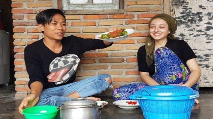 Indra dan Melissa - Kisah Pria Lombok Nikahi Bule Perancis, Jumpa Pertama di Bali, Mas Kawin Berupa Cerek dan Cobek Batu