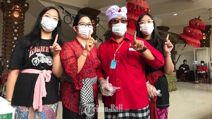 Komang Gede Sanjaya didampingi istri Rai Wahyuni serta dua anaknya, Rabu (9/12/2020).