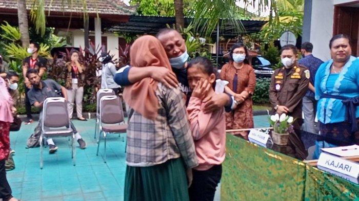 Korban memeluk dan menangis di hadapan anak dan istrinya.