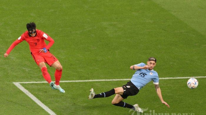 Gelandang Korea Selatan Son Heung-min (Kiri) menembak tetapi gagal mencetak gol melewati gelandang Uruguay Federico Valverde (Kanan) selama pertandingan sepak bola Grup H Piala Dunia Qatar 2022 antara Uruguay dan Korea Selatan di Stadion Kota Pendidikan di Al-Rayyan, sebelah barat Doha pada 24 November 2022.