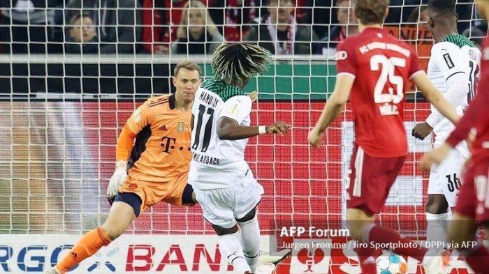Kouadio Kone dari Monchengladbach mencetak gol 1-0, Manuel Neuer dari Bayern Munich selama Piala Jerman, pertandingan sepak bola putaran ke-2 antara Borussia Monchengladbach dan Bayern Munich pada 27 Oktober 2021 di Borussia-Park di Monchengladbach, Jerman - Foto Jurgen Fromme / firo Foto olahraga / DPPI