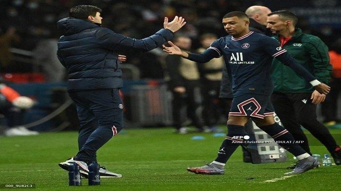 Penyerang Paris Saint-Germain asal Prancis Kylian Mbappe (kanan) berjabat tangan dengan pelatih kepala Paris Saint-Germain asal Argentina Mauricio Pochettino (kiri) saat ia digantikan pada pertandingan sepak bola babak pertama Liga Champions hari ke-6 Grup A antara Paris Saint-Germain (PSG) ) dan Club Brugge, di stadion Parc des Princes di Paris pada 7 Desember 2021. ANNE-CHRISTINE POUJOULAT / AFP