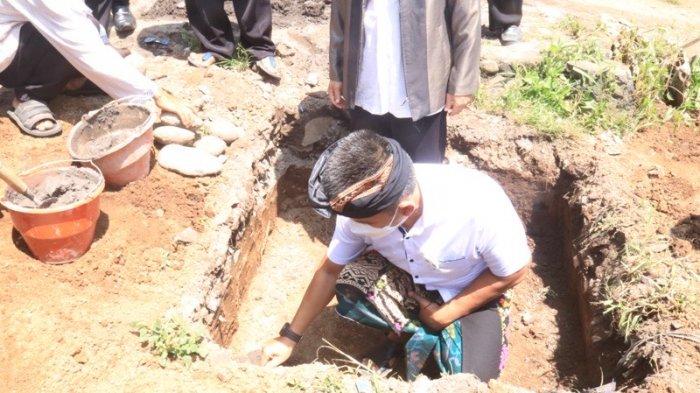 Wabup Patriana meletakkan batu pertama - Letakan Baru Pertama, Wabup Jembrana Patriana: Jadilah Generasi Yang Amanah Untuk Kemajuan Jembrana