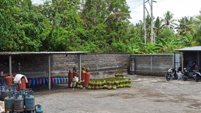 Praktik dugaan pengoplosan tabung gas LPG 3 kilogram atau gas melon, di Lingkungan Tedung, Kelurahan Abianbase, Kabupaten Gianyar, Bali, digrebek Mabes Polri Jumat 12 Agustus 2022.
Kegiatan penggrebekan Polri, dilakukan sekitar pukul 02.00 WITA.
Tak tanggung-tanggung, dalam praktik yang diduga menyalahgunakan gas subsidi itu.
Mabes Polri berhasil mengamankan, ribuan tabung gas melon, serta mengamankan 15 unit mobil pikup yang digunakan sebagai kendaraan operasional praktik ini.
Dan pemilik usaha tersebut, I Ketut Kacret, juga diamankan.
Berdasarkan catatan, wartawan Tribun Bali telah mencurigai adanya praktik kejahatan dalam usaha tabung gas tersebut.
Di mana dalam laporan, 15 September 2021, ada berbagai kejanggalan di sana.