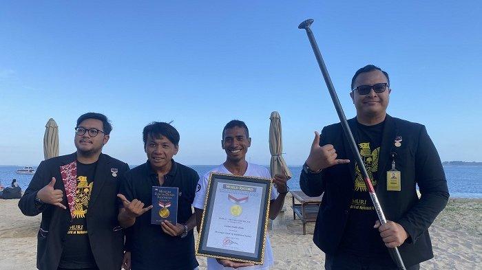 Lukas Gallu meraih rekor MURI pasca berhasil mengelilingi pantai di Bali selama 16 hari.