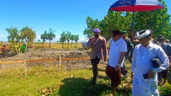 Suasana saat Bupati Jembrana, I Nengah Tamba saat melakukan peletakan batu pertama di areal Sirkuit All In One, Desa Pengambengan, Kecamatan Negara, Jumat 8 Juli 2022.