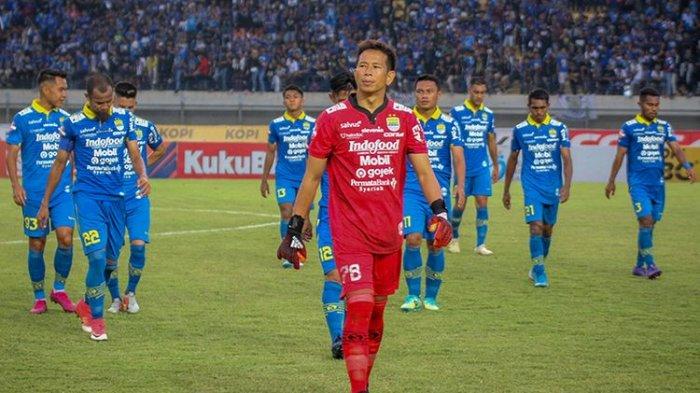 Kiper Persib Made Wirawan dan rekan-rekannya keluar dari lapangan setelah ditahan imbang Barito Putera 0-0 dalam lanjutan pertandingan pekan ke-28 Liga 1 2019, di Stadion Si Jalak Harupat, Kabupaten Bandung, Minggu (24/11/2019).