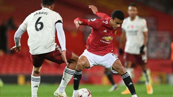 Momen penyerang Manchester United, Mason Greenwood, berduel dengan bek tengah Arsenal, Gabriel Magalhaes, pada laga pekan ke-7 Liga Inggris di Old Trafford, Minggu (1/11/2020).