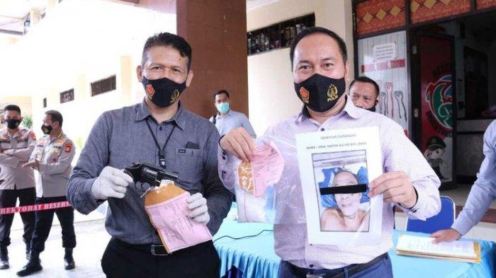 Polda Sumatera Selatan menunjukkan barang bukti senjata api jenis revolver yang digunakan oleh Uladi Sastra (43) mantan kepala desa yang menjadi bandar narkoba. Dalam penangkapan tersbeut, Uladi tewas lantaran terlibat baku tembak dengan polisi, Kamis, 21 Januari 2021.