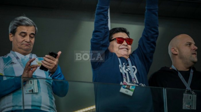 Legenda Argentina, Diego Maradona, berada di tribune VIP dan menyapa penonton jelang laga grup D Piala Dunia 2018 antara timnas Argentina melawan timnas Islandia di Spartak Stadium, Moskow, pada Sabtu (16/6/2018).