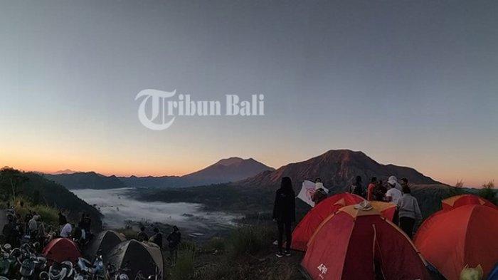 Menikmati akhir pekan dengan camping di Bukit Pinggan, sisi Barat Gunung Batur, Jalan Desa Pinggan, Kecamatan Kintamani, Kabupaten Bangli, Bali, Minggu (7/6/2019).