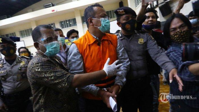 Menteri Kelautan dan Perikanan (KKP), Edhy Prabowo mengenakan rompi orange usai menjalani pemeriksaan di Gedung KPK, Jakarta Selatan, Rabu (25/11/2020). KPK resmi menahan Edhy Prabowo bersama enam orang lainnya terkait Operasi Tangkap Tangan (OTT) dalam kasus dugaan menerima hadiah atau janji terkait perizinan tambak usaha dan/atau pengelolaan perikanan atau komoditas perairan sejenis lainnya.