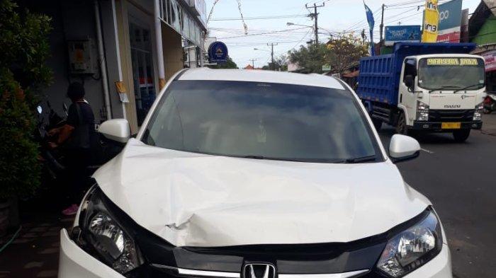 Mobil dikemudikan IBMA (21) seorang pelajar asal Desa Demulih, Kecamatan Susut, Bangli.
Sepeda motor Vario DK 3495 LW, dikendarai GA (38) asal Banjar Dinas Rawa, Desa Ringdikit Kecamatan Seririt, Buleleng.
Dan, Honda vario DK 4037 LV, dikendarai NWF (33) asal Banjar Tegal, Desa Guwang.