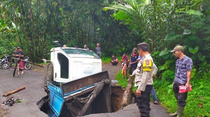Warga Banjar Lipah, Desa Petang, Kecamatan Petang, Badung, dikagetkan dengan adanya mobil truk dengan bermuatan pasir terperosok di tengah jalan.
Pasalnya jalan yang dilalui jebol, hingga kepala mobilnya saja yang terlihat pada Selasa 29 November 2022.
Menurut informasi yang didapat, jalan mendadak jebol saat truk bermuatan pasir itu melintas di jalan menuju Banjar Limpah sekitar pukul 09.00 WITA.
Mobil pun terperosok, pada bagian belakangnya hingga kepala mobilnya saja yang kelihatan