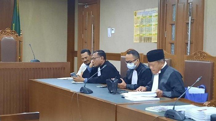 Momen Jerinx SID saat diperlihatkan video permintaan maaf Adam Deni di ruang sidang, di Pengadilan Negeri Jakarta Pusat, Selasa 22 Februari 2022.