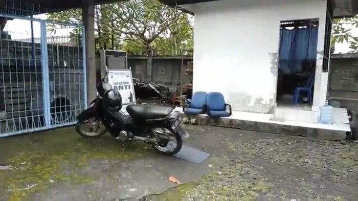 Motor dan helm korban gantung diri, IWYV asal Penarungan, Badung yang masih terparkir di depan pos satpam.