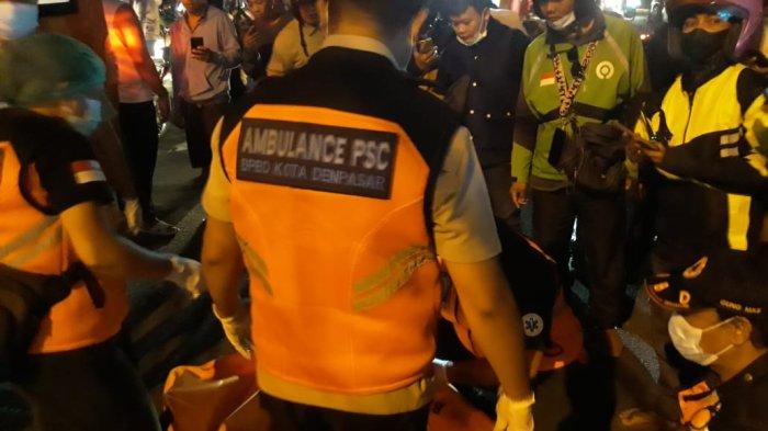 Proses penanganan korban kecelakaan sepeda motor dengan Trans Metro Dewata di Simpang Gatot Subroto-Cokroaminoto (ist)