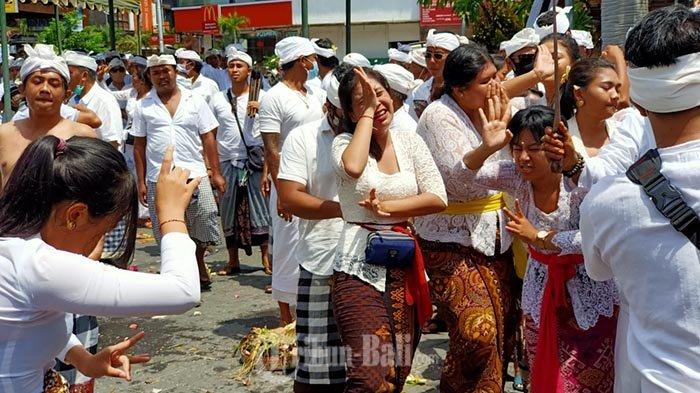 Desa Adat Kuta kembali menggelar upacara Nangluk Merana, Rabu (25/11/2020). Di masa pandemi, Nangluk Merana digelar sederhana dengan penyamblehan satu kucit butuan.