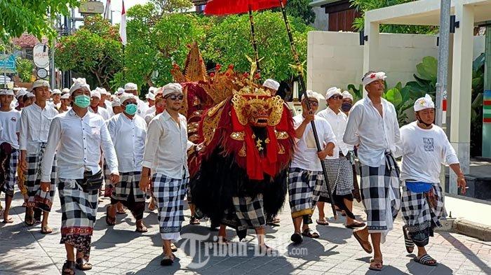 Desa Adat Kuta kembali menggelar upacara Nangluk Merana, Rabu (25/11/2020). Di masa pandemi, Nangluk Merana digelar sederhana dengan penyamblehan satu kucit butuan.
