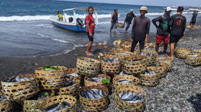 Aktivitas para nelayan di Pantai Kusamba, Klungkung belum lama ini. Nelayan berharap ada subsidi khusus untuk bahan bakar bagi nelayan.