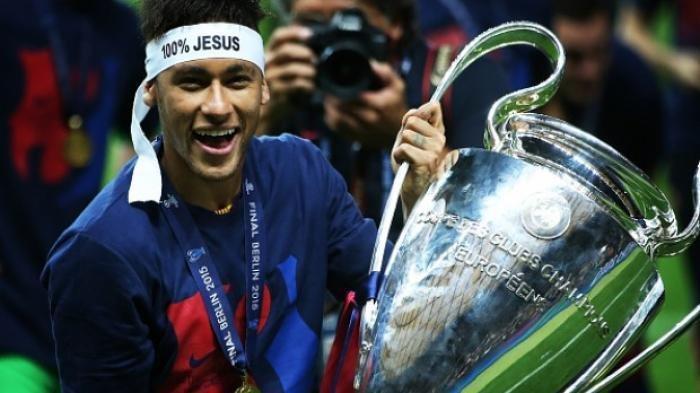 Neymar dan trofi Liga Champions yang diraihnya bersama Barcelona