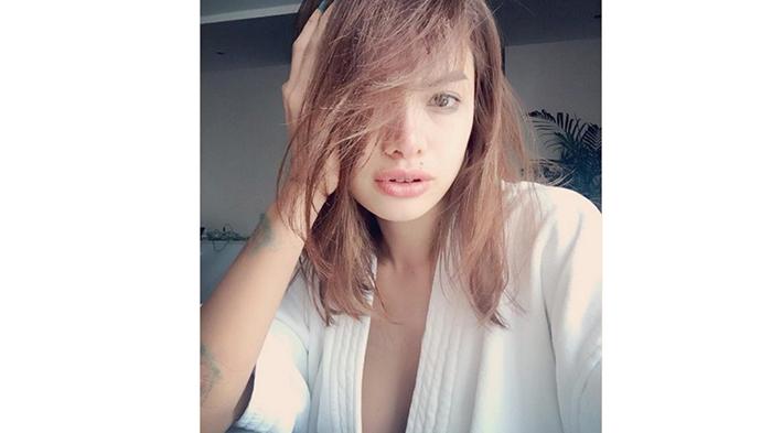 Artis cantik dan seksi yang dikenal dengan sebutan nyai itu menegaskan, bahwa FS adalah Fitri Salhuteru yang tak lain adalah sahabatnya.
Diakuinya bahwa saat itu, dirinya pernah melaporkan aparat Polresta Serang Kota ke Propam Polri.