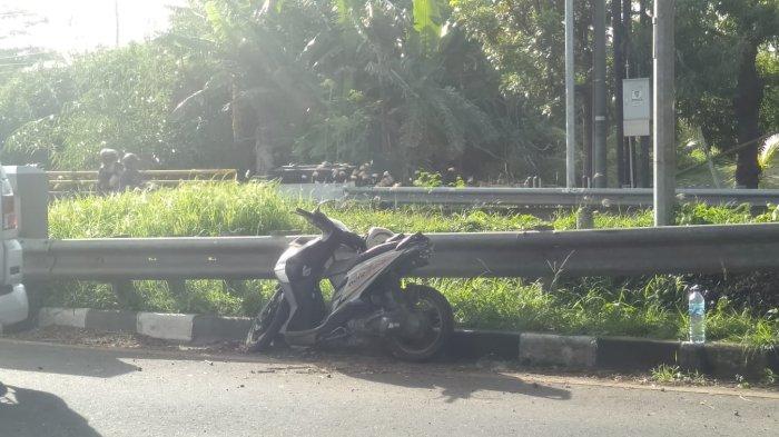 Breaking News!
Tragedi kecelakaan kembali terjadi di wilayah Gianyar.
Tepatnya di By Pass Ida Bagus Mantra, yang jika dari arah Denpasar maka sebelum Pantai Purnama.
Tragedi kecelakaan ini, antara mobil box dengan sepeda motor jenis Honda Beat.
Korban dikabarkan telah dilarikan ke RSU Ganesha.